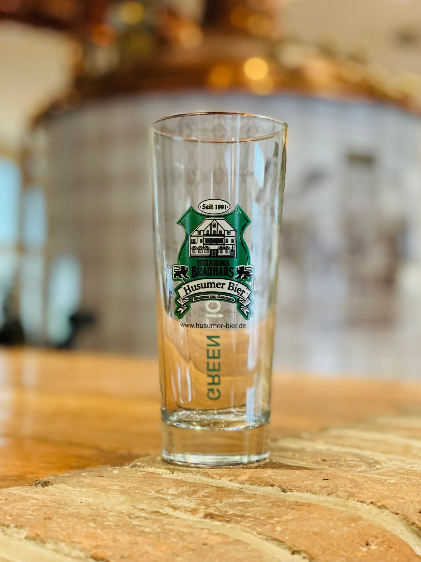 Auf dem Foto sieht man das Green Lion Glas. Vorn ist das Logo des Brauhauses.