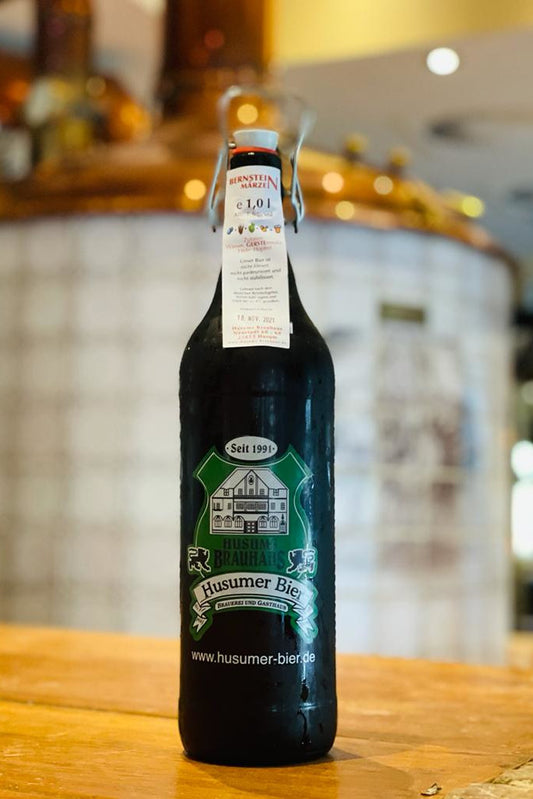 Das Bild zeigt die 1 L Ploppflasche mit Brauhaus Logo gefüllt mit Märzen.