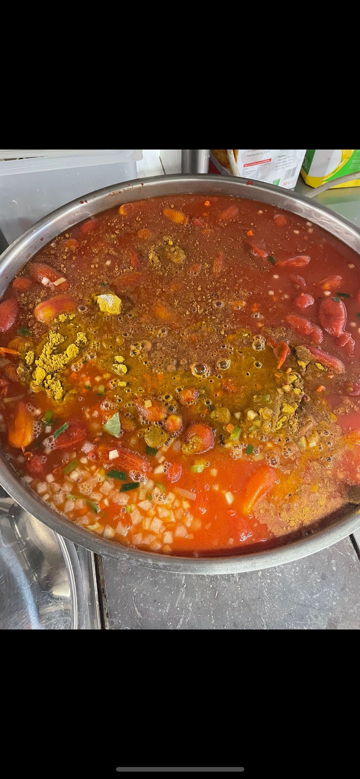 Hier sieht man den Herstellungsprozess der BierCurrywurst im Glas. Hier entsteht die Currysoße.