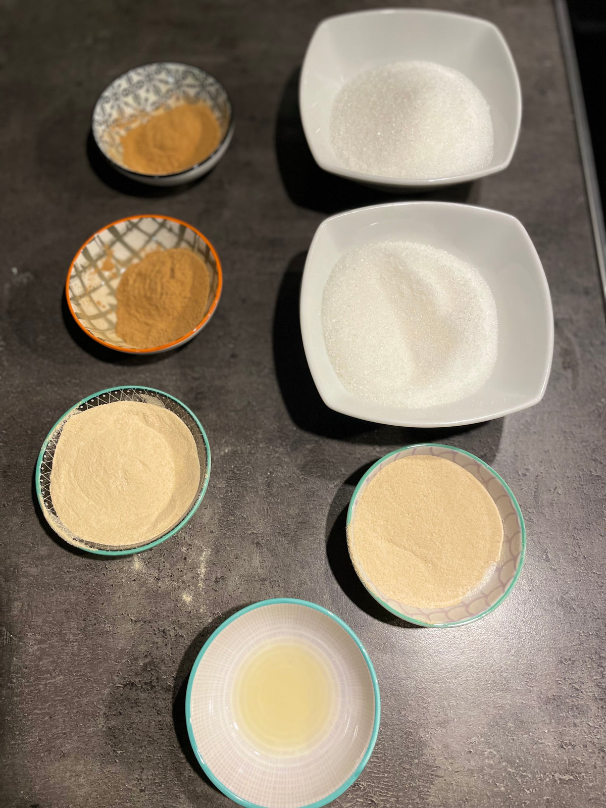 Das Foto entstand bei der Marmeladenproduktion. Kleine Schüsselchen mit verschiedenen Zutaten für die Biermarmelade.