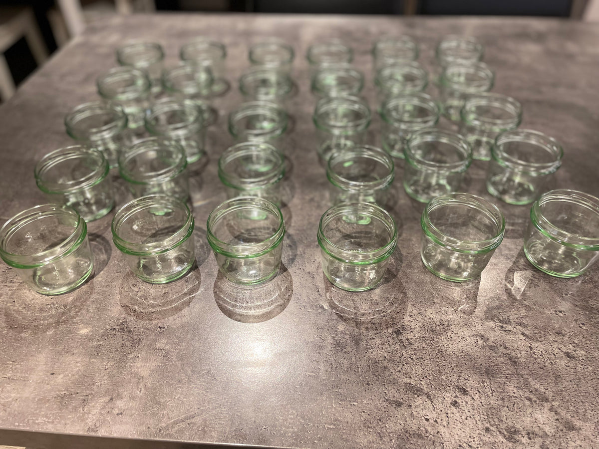 Das Bild zeigt leere Gläser auf der Arbeitsplatte kurz vorm einfüllen der Biermarmelade.