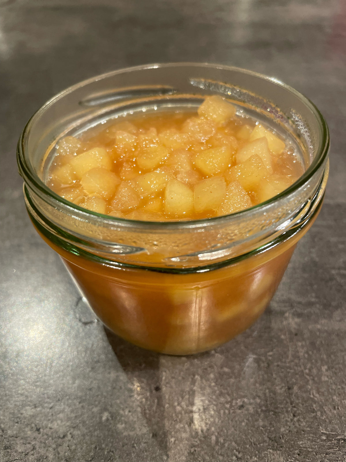 Das Foto zeigt die abgefüllte Biermarmelade im Glas. Bier trifft auf Frucht.