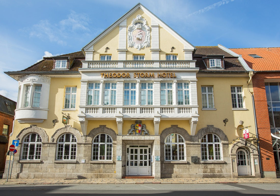 Das Foto zeigt die Außenansicht des Brauhauses. Ein Denkmalgeschütztes Gebäude.