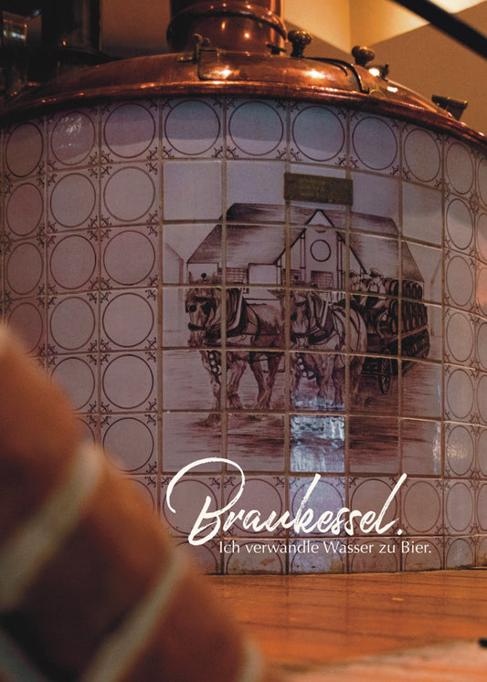 Hier sieht man ein Foto des Braukessels aus dem Brauhaus. Davor steht "Braukessel. Ich verwandle Wasser zu Bier."