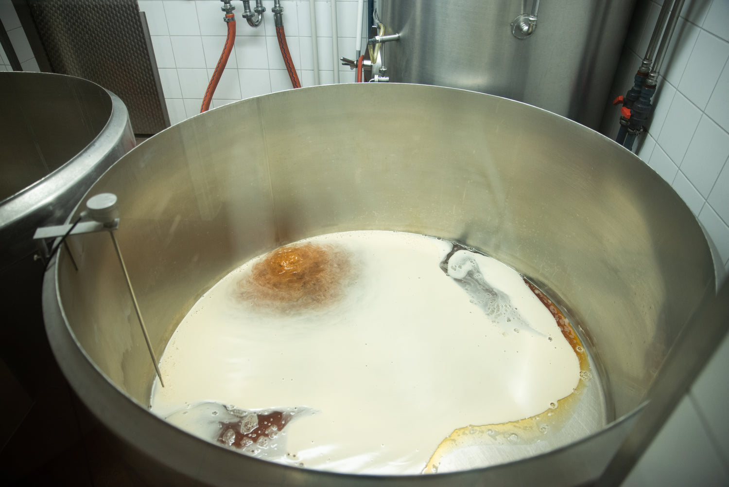 Hier sieht man einen Teil des Brauprozesses. Nach dem Kochen kommt das Bier in die offenen Gärbottiche und wird mit Hefe versetzt. Diese wandelt nun den Zucker in Alkohol und Kohlenstoffdioxid (Kohlensäure) um.