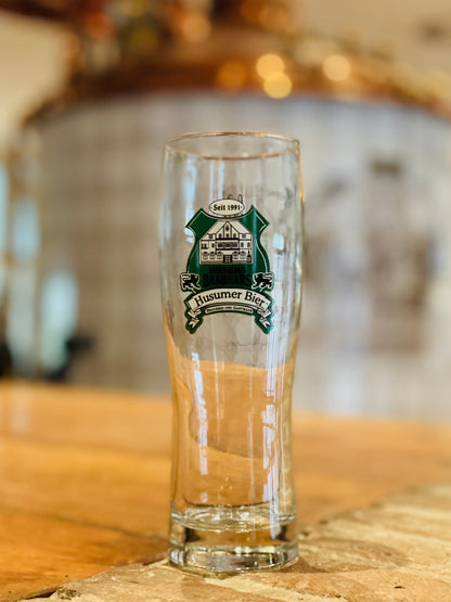 Auf dem Foto sieht man das Bierglas 0,3l mit dem Logo des Brauhauses.