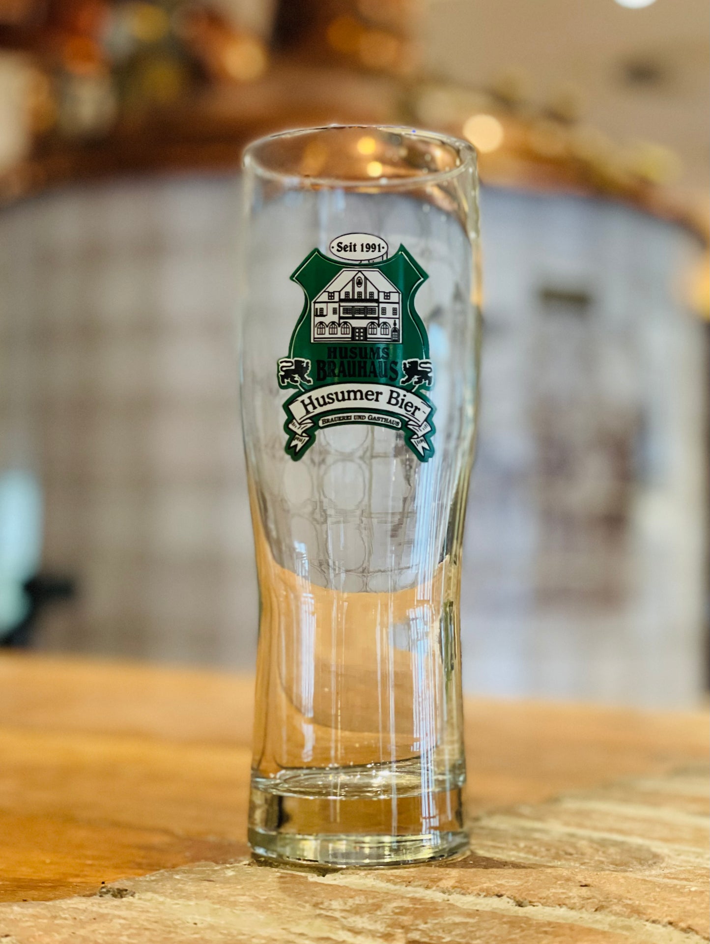 Auf dem Foto sieht man das Bierglas 0,5l mit dem Logo des Brauhauses.