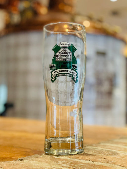 Auf dem Foto sieht man das Bierglas 0,5l mit dem Logo des Brauhauses.