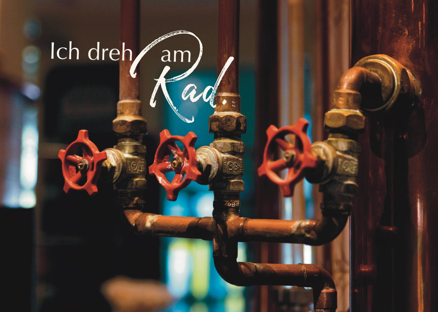 Das Foto zeigt einen kleine Ausschnitt der Brauanlage. Zu sehen sind drei Drehräder. Davor steht "Ich dreh am Rad."