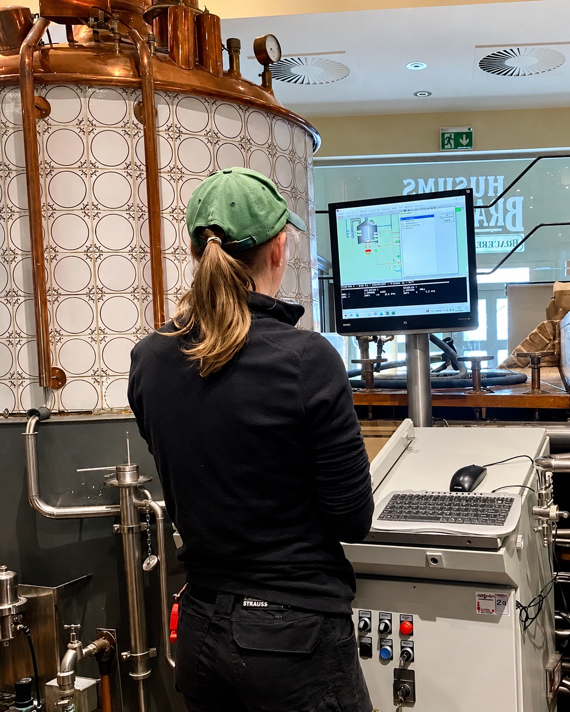 Brauerin und Mälzerin bei der Arbeit