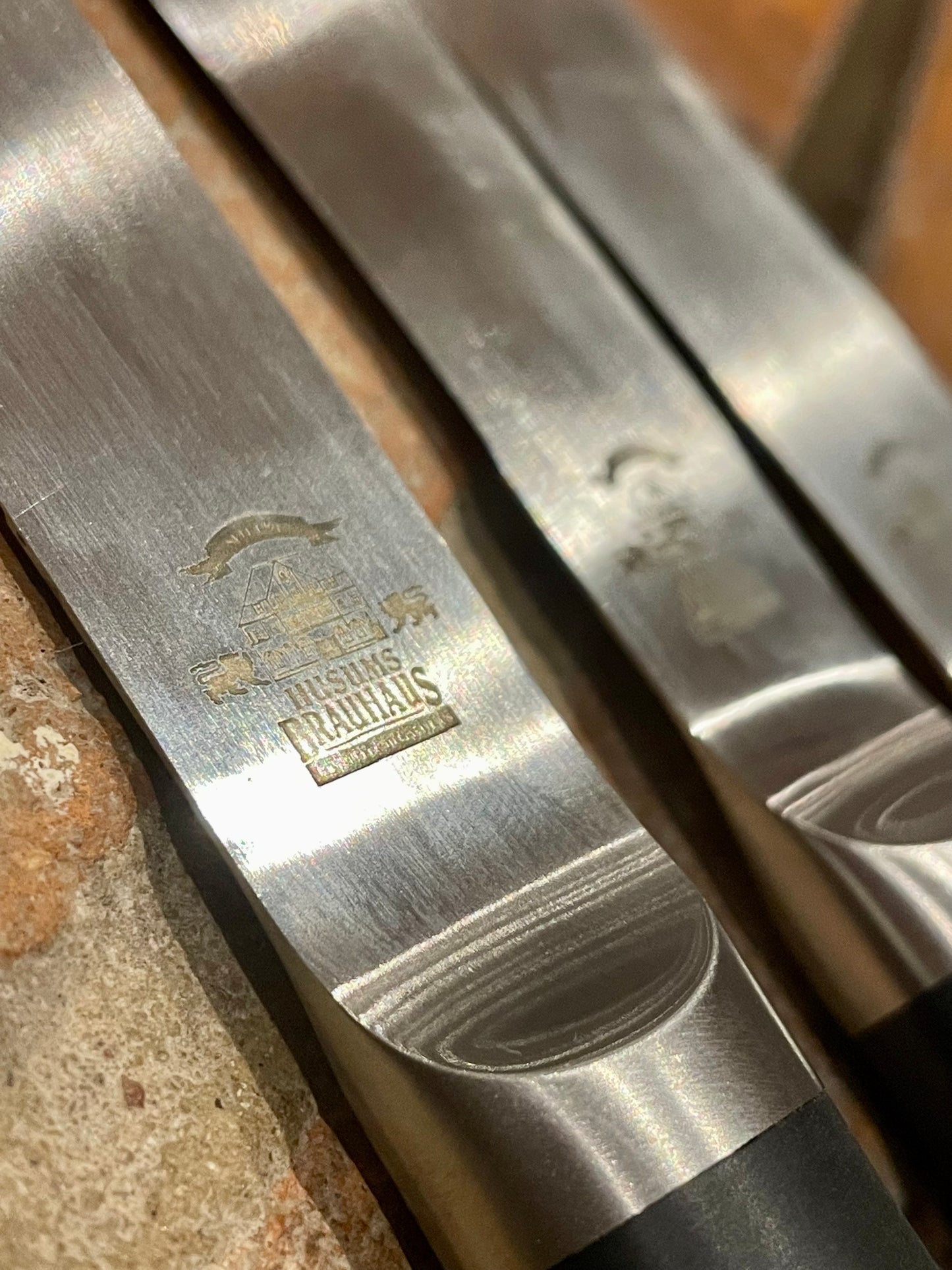 Hier sieht man eine Ausschnitt der Steakmesser Klingen mit dem eingraviertem Brauhaus Logo.