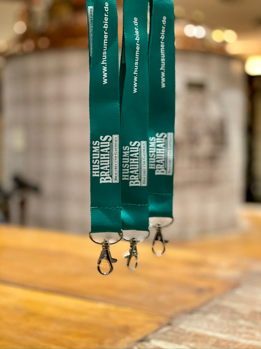 Ein Ausschnitt der Husums Brauhaus Schlüsselbänder mit Karabiner.