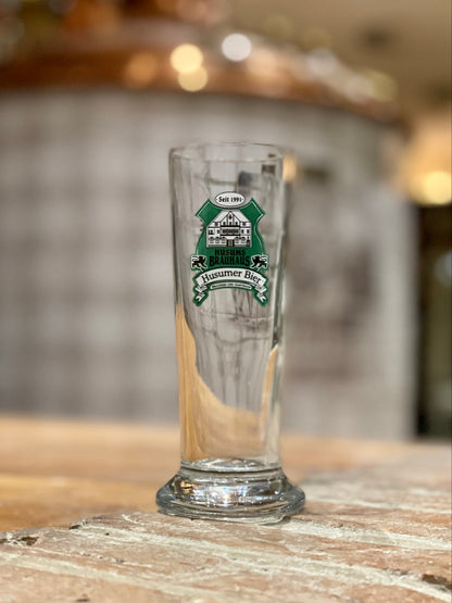 Das Bild zeigt ein Husumer Probierglas 0,1l mit Logo.