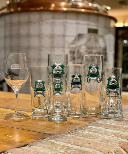 Das Bild zeigt die verschiedenen Brauhaus Trinkgläser. Seidel, Bierglas, Probierglas und Green Lion Glas.