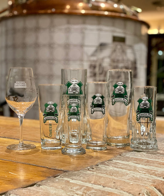 Das Bild zeigt die verschiedenen Brauhaus Trinkgläser. Seidel, Bierglas, Probierglas und Green Lion Glas.