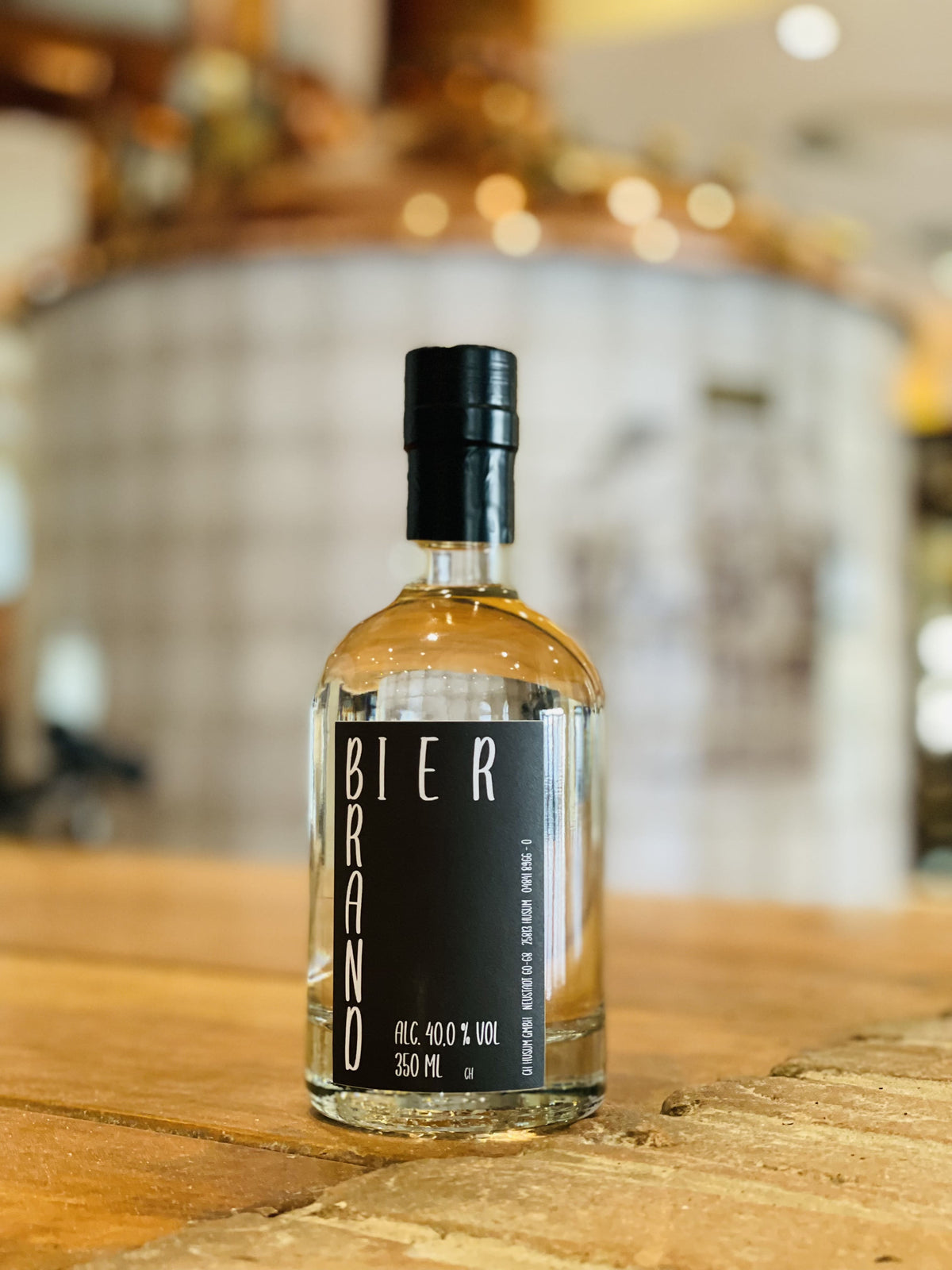 Man sieht die Flasche Bierbrand.