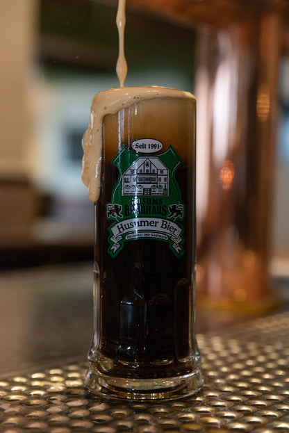Das Bild zeigt ein Bierseidel 0,5 l mit gezapften Saisonbier.