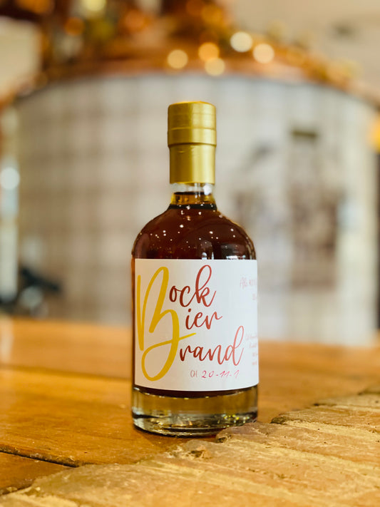 Man sieht die Flasche Bockbierbrand.