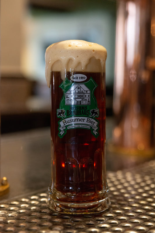 Das Bild zeigt ein Bierseidel 0,5 l mit gezapften Dunklem Lager.