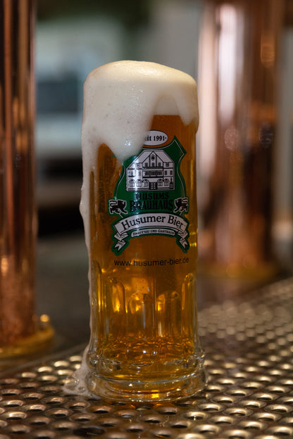 Das Bild zeigt ein Bierseidel 0,5 l mit gezapften Hellem Lager.
